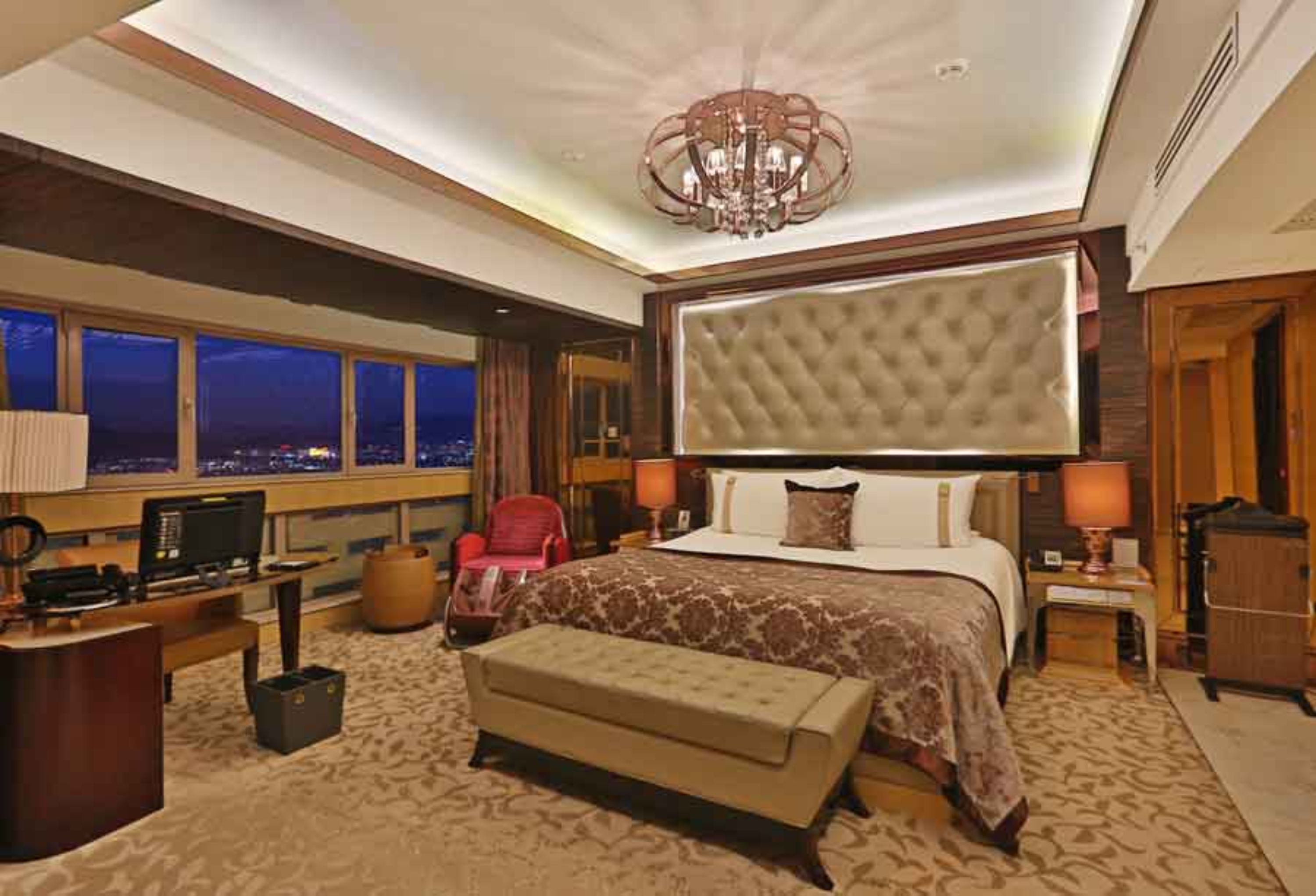 21st Century Room | Desk, rollaway beds, free WiFi