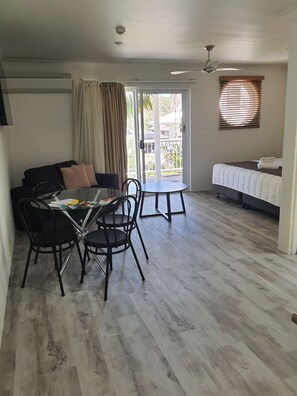 One Bedroom Suite | Premium bedding, pillow-top beds, in-room safe, desk - Aston Hill Motor Lodge (Port Macquarie)
