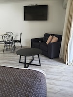 Suite – business, 1 soverom | Sengetøy av topp kvalitet, senger med overmadrass og safe på rommet