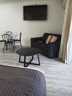 One Bedroom Suite | Premium bedding, pillowtop beds, in-room safe, desk - Aston Hill Motor Lodge (Port Macquarie)