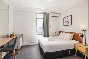 Habitación estándar doble, baño privado | Minibar, escritorio, espacio para trabajar con un portátil