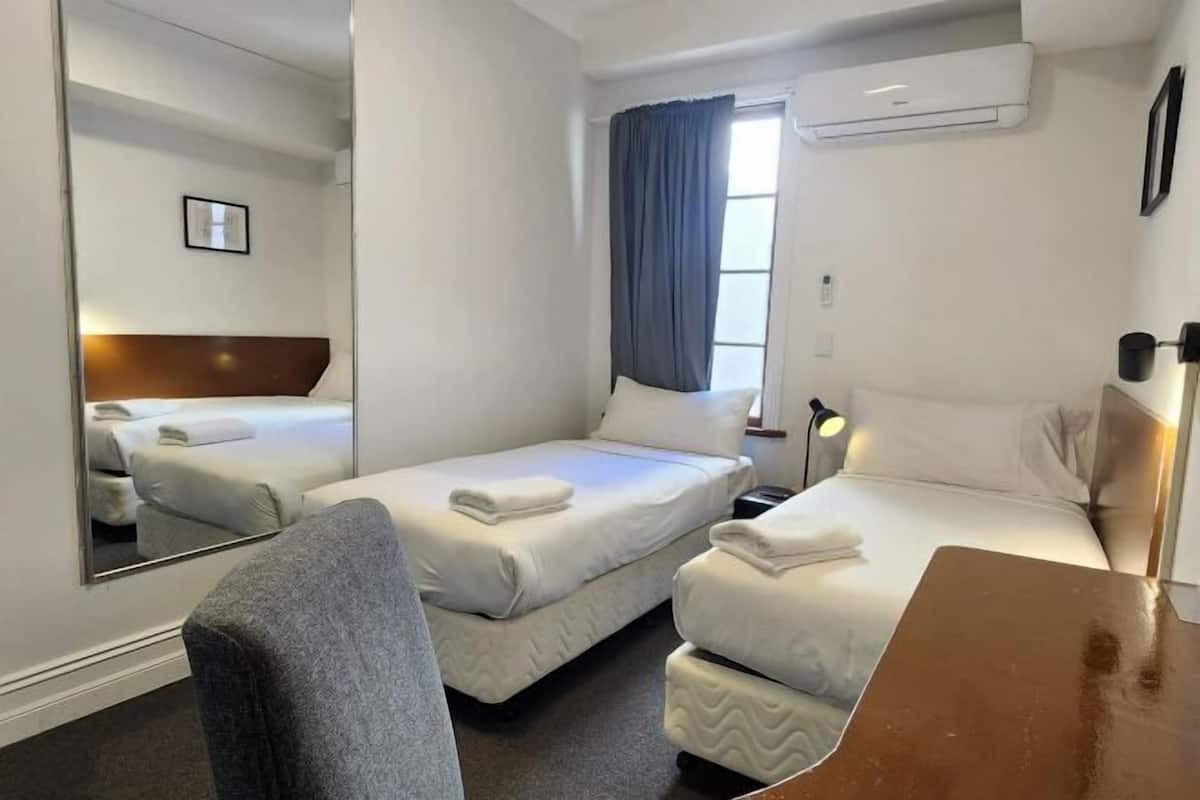 1 slaapkamer, een minibar, een bureau, een laptopwerkplek