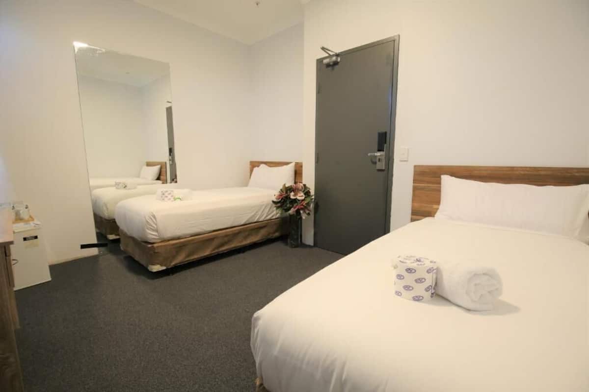 Minibar, skrivbord, arbetsyta för laptop och mörklÀggningsgardiner