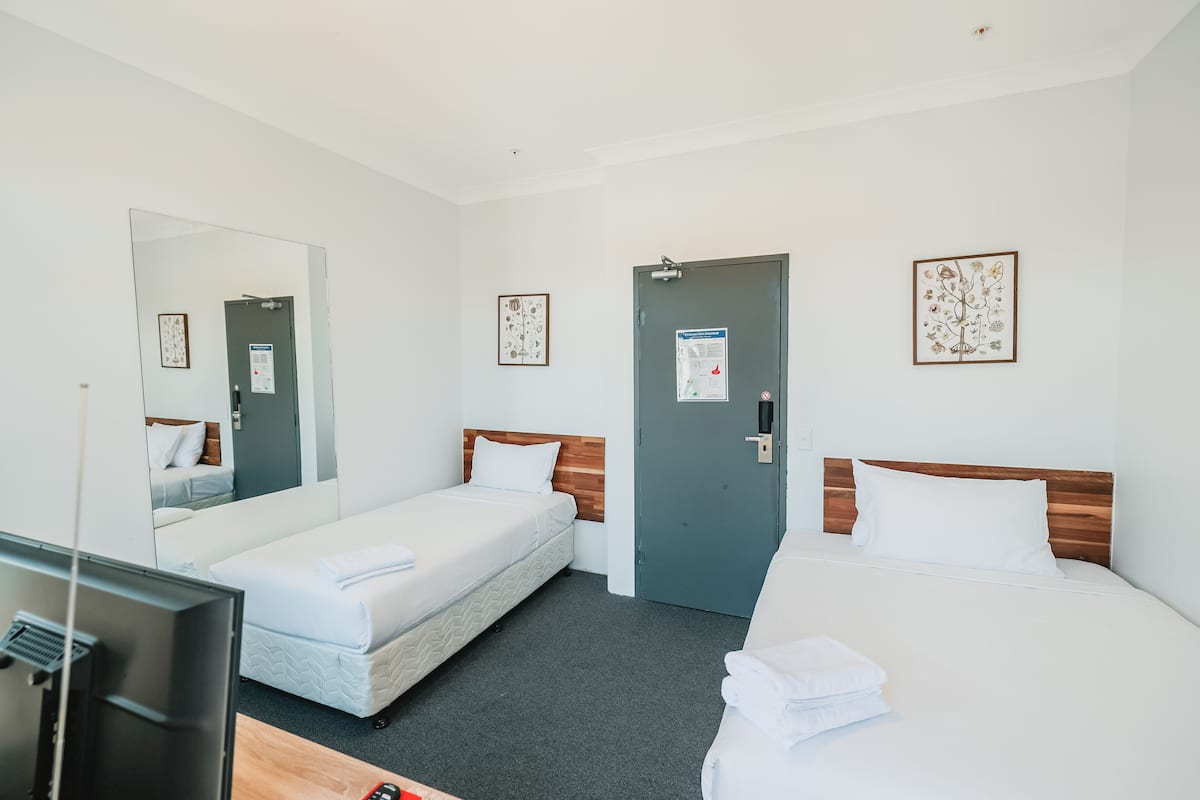Zweibettzimmer, Gemeinschaftsbad | 1 Schlafzimmer, Minibar, Schreibtisch, laptopgeeigneter Arbeitsplatz