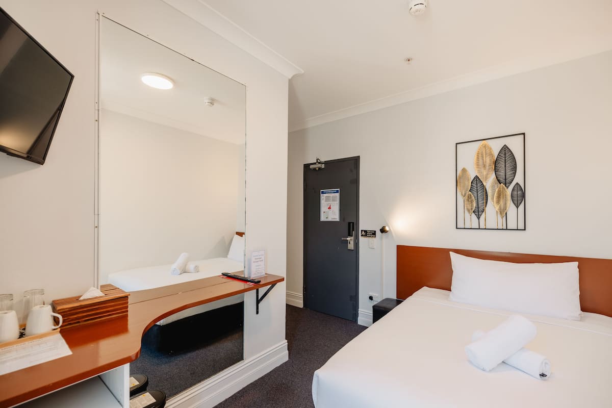 City-Doppelzimmer, Gemeinschaftsbad | 1 Schlafzimmer, Minibar, Schreibtisch, laptopgeeigneter Arbeitsplatz