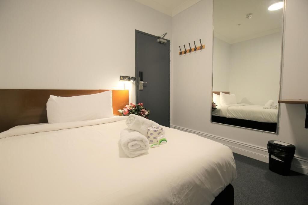 Minibar, escritorio y espacio para trabajar con laptop 