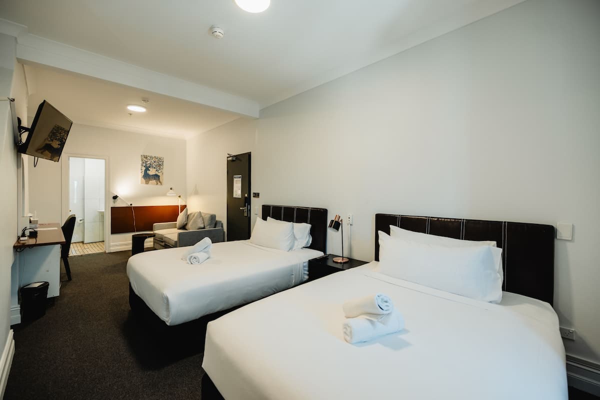 Deluxe-Doppel- oder -Zweibettzimmer, 2 Doppelbetten, mit Bad | 1 Schlafzimmer, Minibar, Schreibtisch, laptopgeeigneter Arbeitsplatz