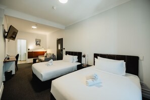 Deluxe Twin Ensuite Bathroom | Minibar, desk, laptop workspace, blackout drapes - Newtown Cozy Stays  (Newtown)