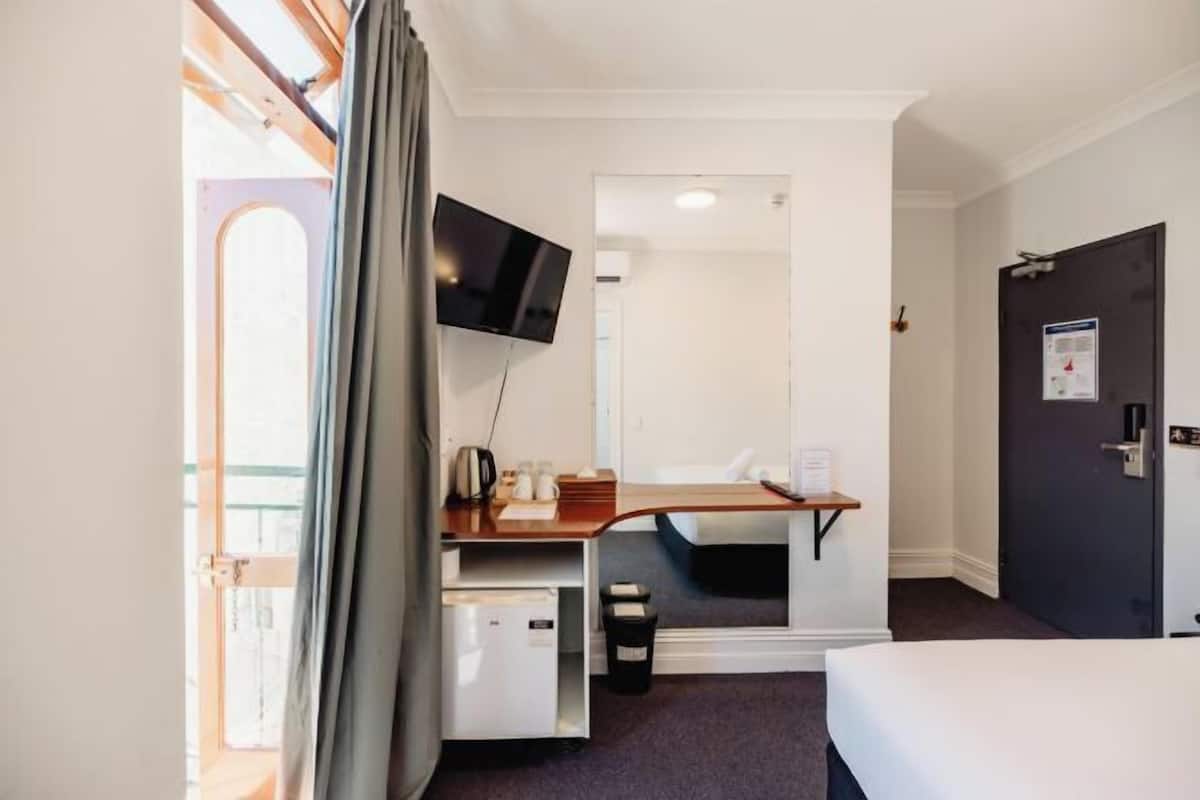 1 Schlafzimmer, Minibar, Schreibtisch, laptopgeeigneter Arbeitsplatz