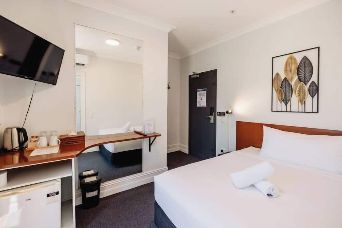 1 Schlafzimmer, Minibar, Schreibtisch, laptopgeeigneter Arbeitsplatz