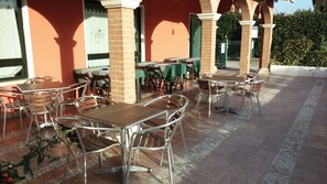 점심 식사, 저녁 식사 제공, 이탈리아 요리, 야외에서 식사