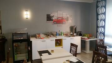 Makan tengah hari dihidangkan, tempat makan di kawasan terbuka