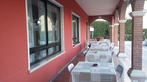 점심 식사, 저녁 식사 제공, 이탈리아 요리, 야외에서 식사