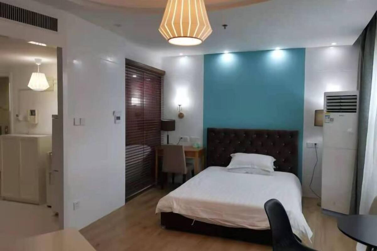 Schreibtisch, schallisolierte Zimmer, Bügeleisen/Bügelbrett