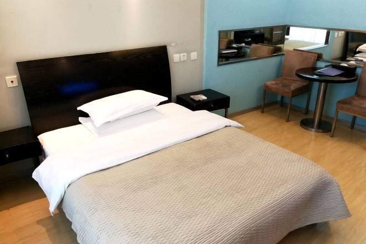 Schreibtisch, schallisolierte Zimmer, Bügeleisen/Bügelbrett
