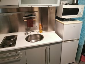 Tủ lạnh, lò vi sóng, bếp nấu, ấm điện 