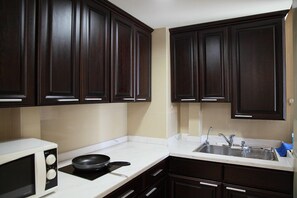 Suite Deluxe | Cocina privada | Refrigerador, microondas, parrilla de estufa y tetera eléctrica