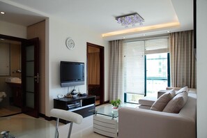 Suite Deluxe | Sala de estar | Televisión