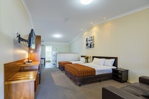 Habitación, 1 habitación | Escritorio, sistema de insonorización, tabla de planchar con plancha