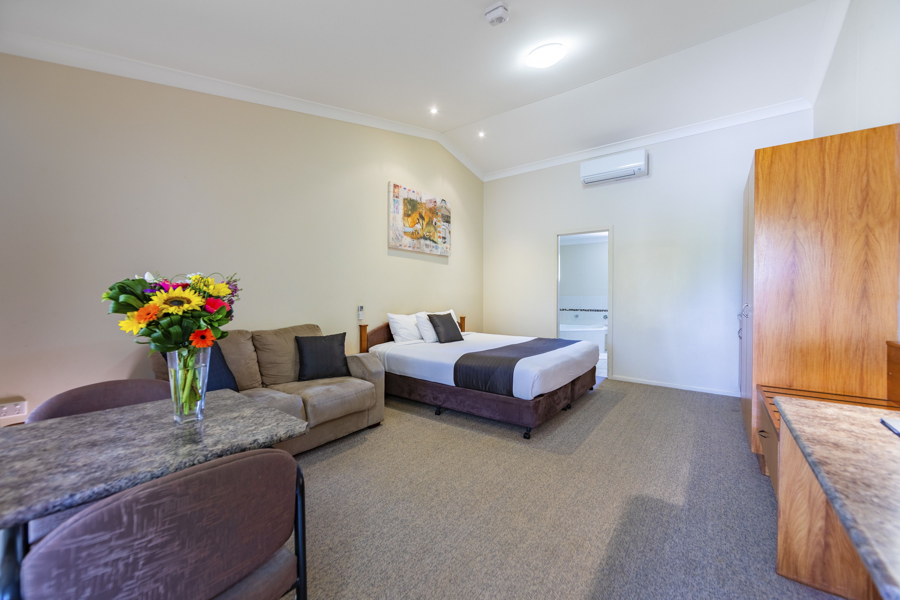 Executive King Spa Suite | Desk, soundproofing, iron/ironing board, free WiFi