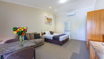 Executive King Spa Suite | Desk, soundproofing, iron/ironing board, free WiFi
