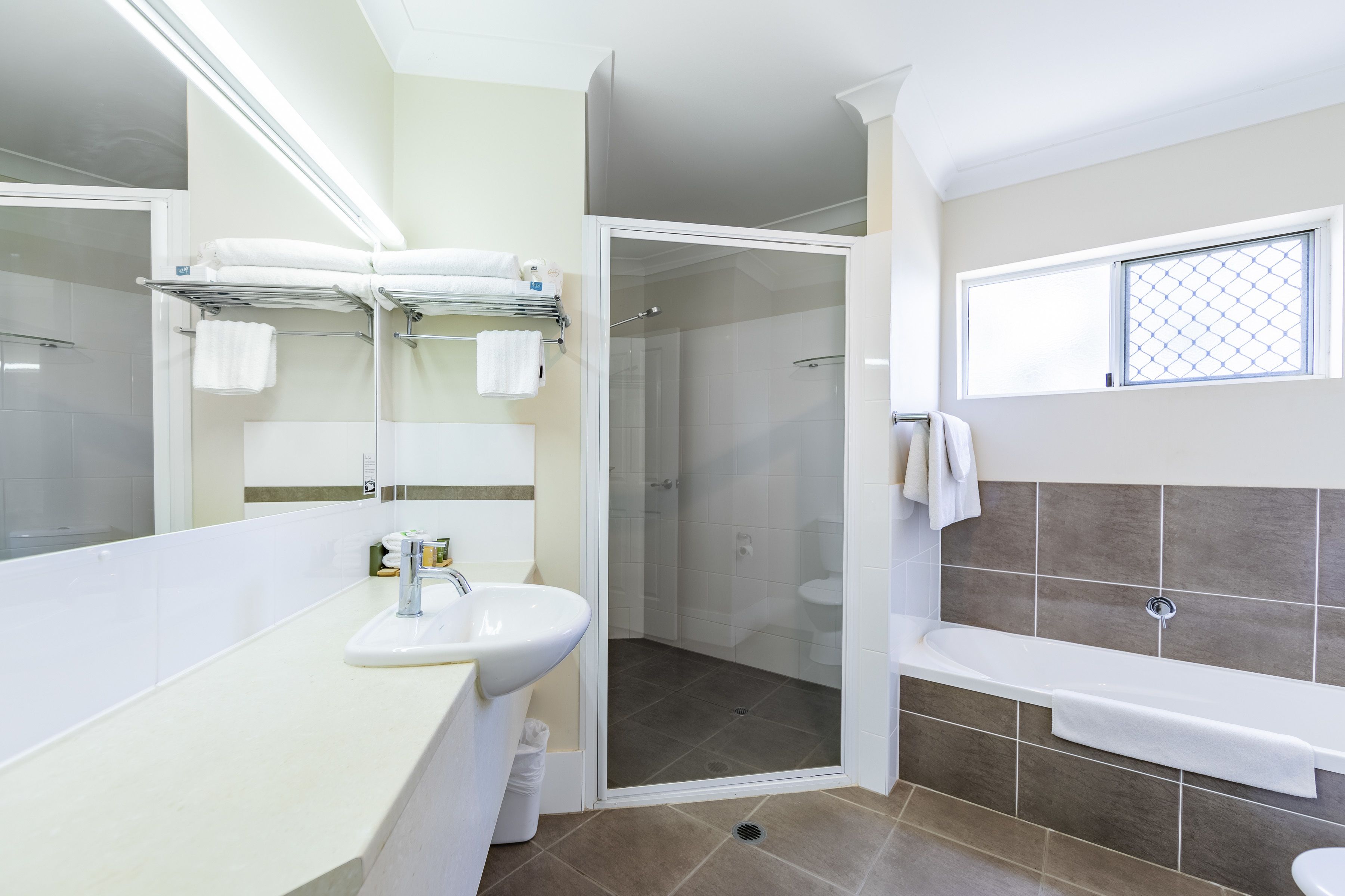 Two Bedroom Apartment  | Bathroom | Free toiletries, hair dryer, towels