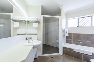 Apartamento, 2 quartos | Banheiro | Produtos de toalete grátis, secador de cabelo, toalhas de banho 