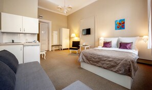 Driepersoonskamer | Een minibar, een kluis op de kamer, een bureau, verduisterende gordijnen