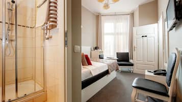 Economy Double Room | Minibar, in-room safe, desk, blackout drapes