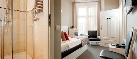 Habitación doble económica | Minibar, caja de seguridad en la habitación y escritorio