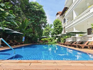 Outdoor pool, pool umbrellas, sun loungers - Chateau d'Angkor La Residence (Siem Reap)