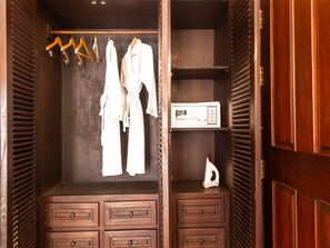 1 bedroom, pillow-top beds, minibar, in-room safe - Chateau d'Angkor La Residence (Siem Reap)