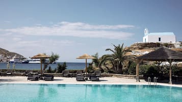 Hồ bơi ngoài trời, dù/ô trên bãi biển/hồ bơi, ghế dài tắm nắng