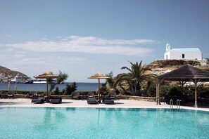 Outdoor pool, pool umbrellas, sun loungers - Porto Kea Suites (Kea)