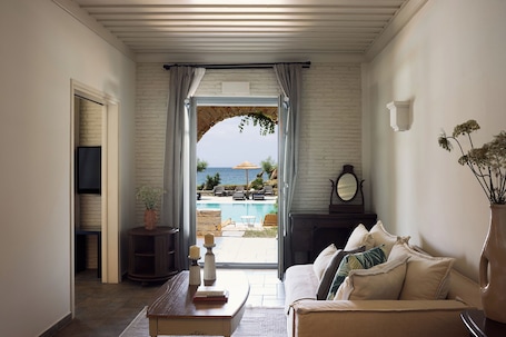 Ropa de cama de alta calidad, caja fuerte, escritorio. Porto Kea Suites