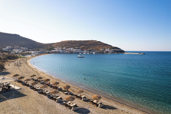 On the beach, sun-loungers, beach umbrellas, scuba diving - Porto Kea Suites (Kea)