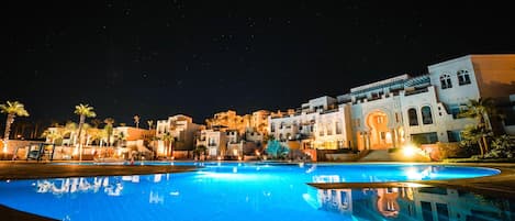 7 piscinas al aire libre, sombrillas