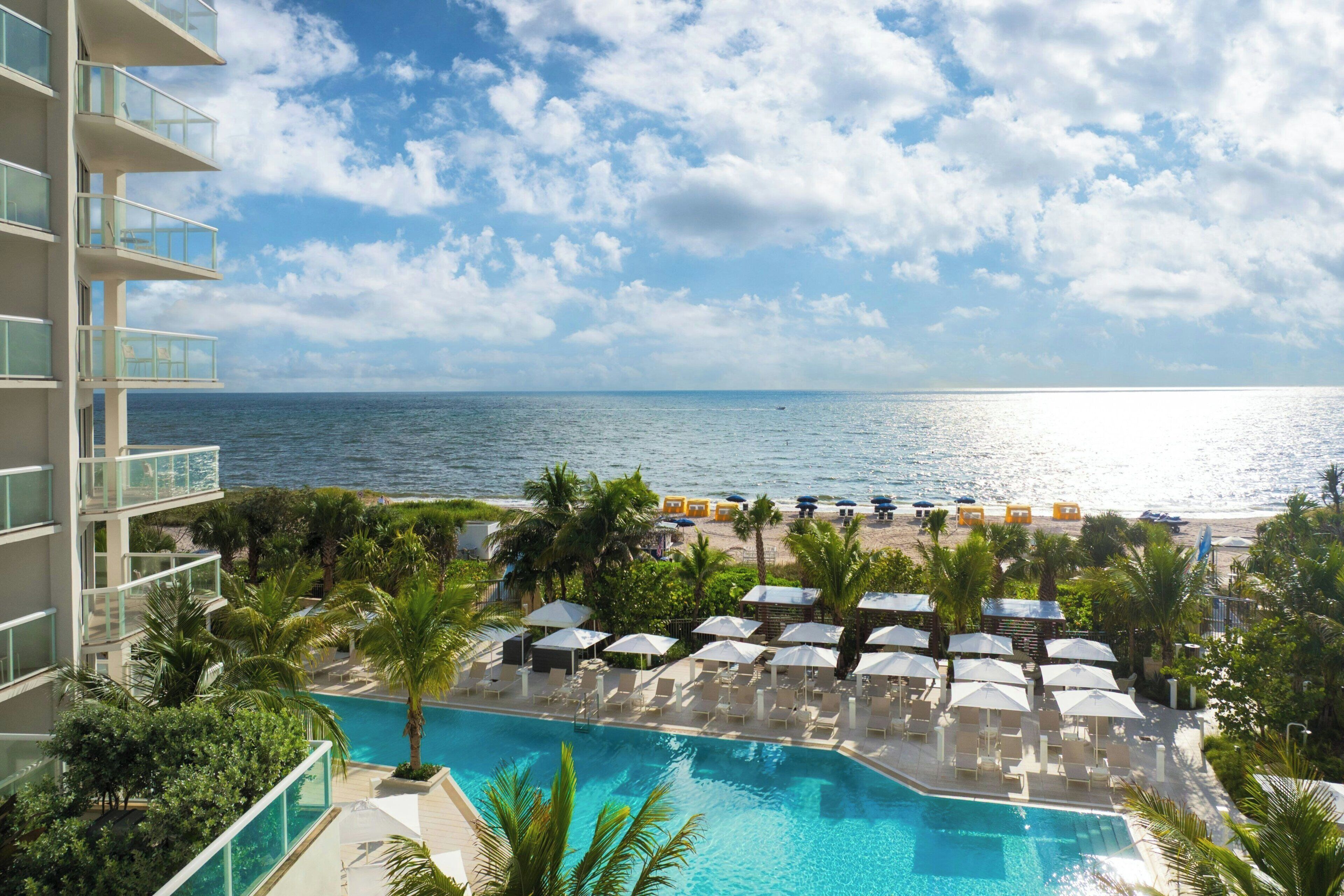 På stranden, solstolar, parasoller och strandhanddukar