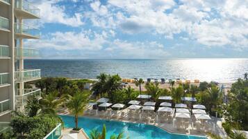 På stranden, solstolar, parasoller och strandhanddukar