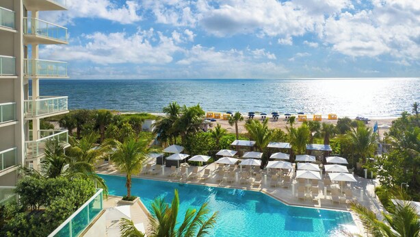 A resort with a pool, beach umbrellas, and a view of the ocean. - Fort Lauderdale Marriott Pompano Beach Resort (Pompano Beach)