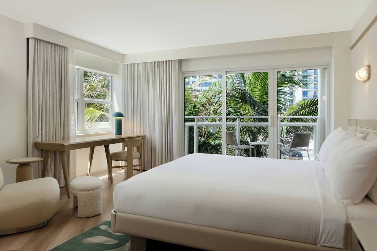 Room, 1 King Bed, Balcony | 1 bedroom, pillow-top beds, in-room safe, desk