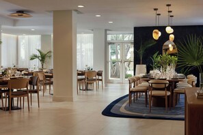 Se sirven desayunos y cocina americana (con vistas a la piscina) 