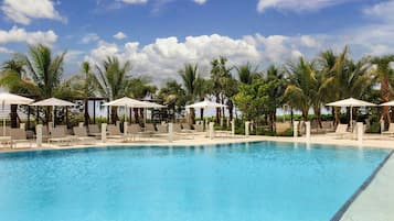 حمّام سباحة خارجي، كبائن (بتكلفة إضافية)، مظلات على حمّام السباحة