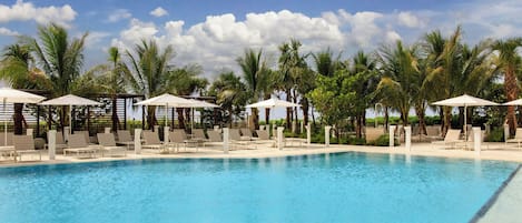 Piscine extérieure, tentes de plage, parasols de plage