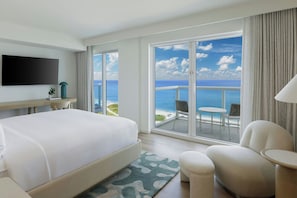 On the beach, sun-loungers, beach umbrellas, beach towels - Fort Lauderdale Marriott Pompano Beach Resort (Pompano Beach)