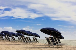 在海滩、沙滩椅、海滩遮阳伞、沙滩毛巾