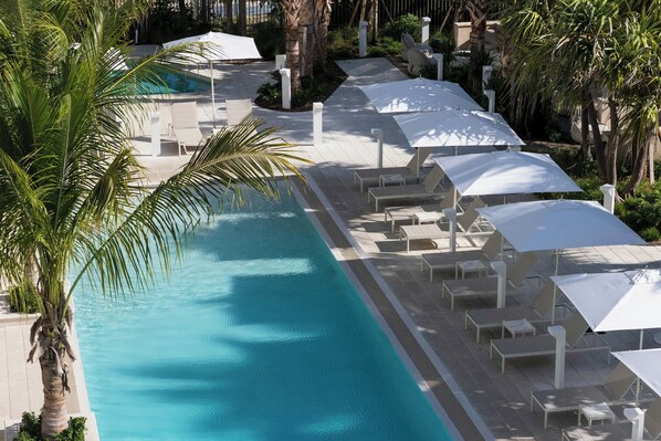 Alberca al aire libre y camas balinesas (con cargo) 