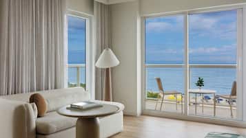 Quarto, 1 cama King, de frente para o oceano | Praia | Na praia, espreguiçadeiras, guarda-sóis, toalhas de praia