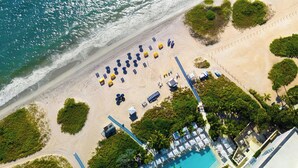 An aerial view of a beach resort with a swimming pool, sun loungers, and a beach area. - Fort Lauderdale Marriott Pompano Beach Resort (Pompano Beach)