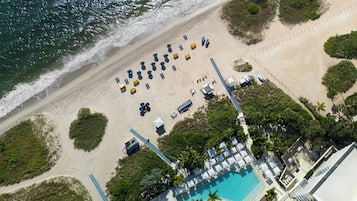 En la playa, camastros, sombrillas y toallas de playa